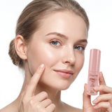 Kvinna håller PDRN Face Balm Stick och pekar på kinden