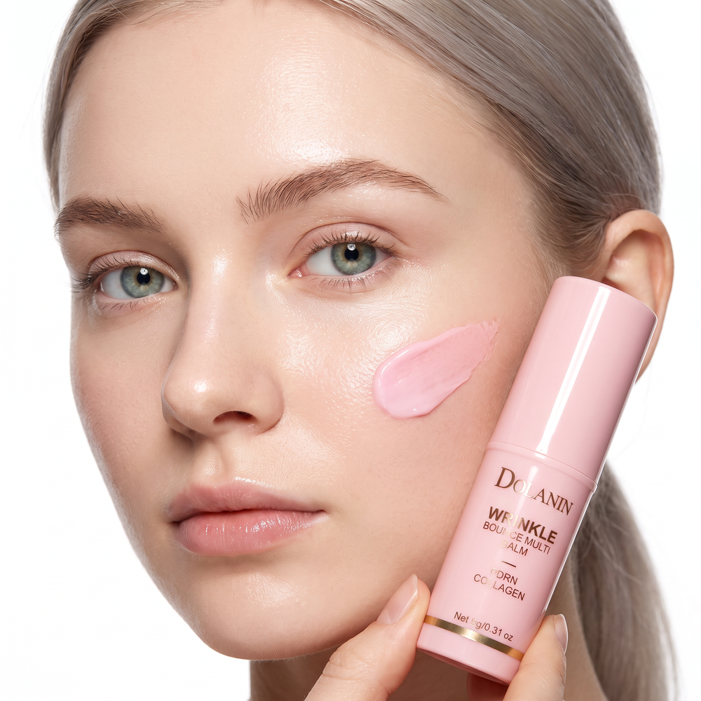 Kvinna håller PDRN Face Balm Stick mot kinden med balm applicerad